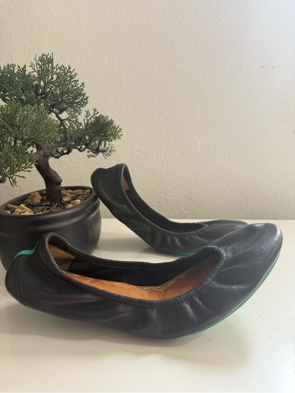 Tieks by gavrieli size 9  Black Leather Ballet Flats with Teal-Trim Sole - Picture 2 of 9